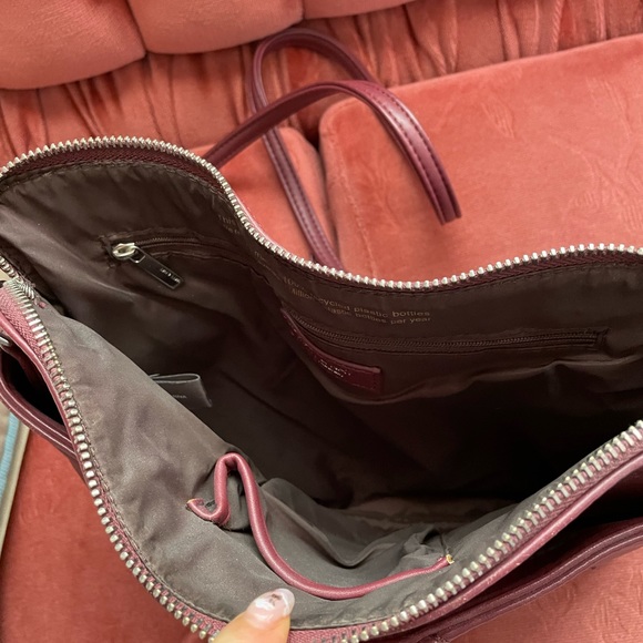 An adjustable cross body purse with many compartments - Picture 3 of 3